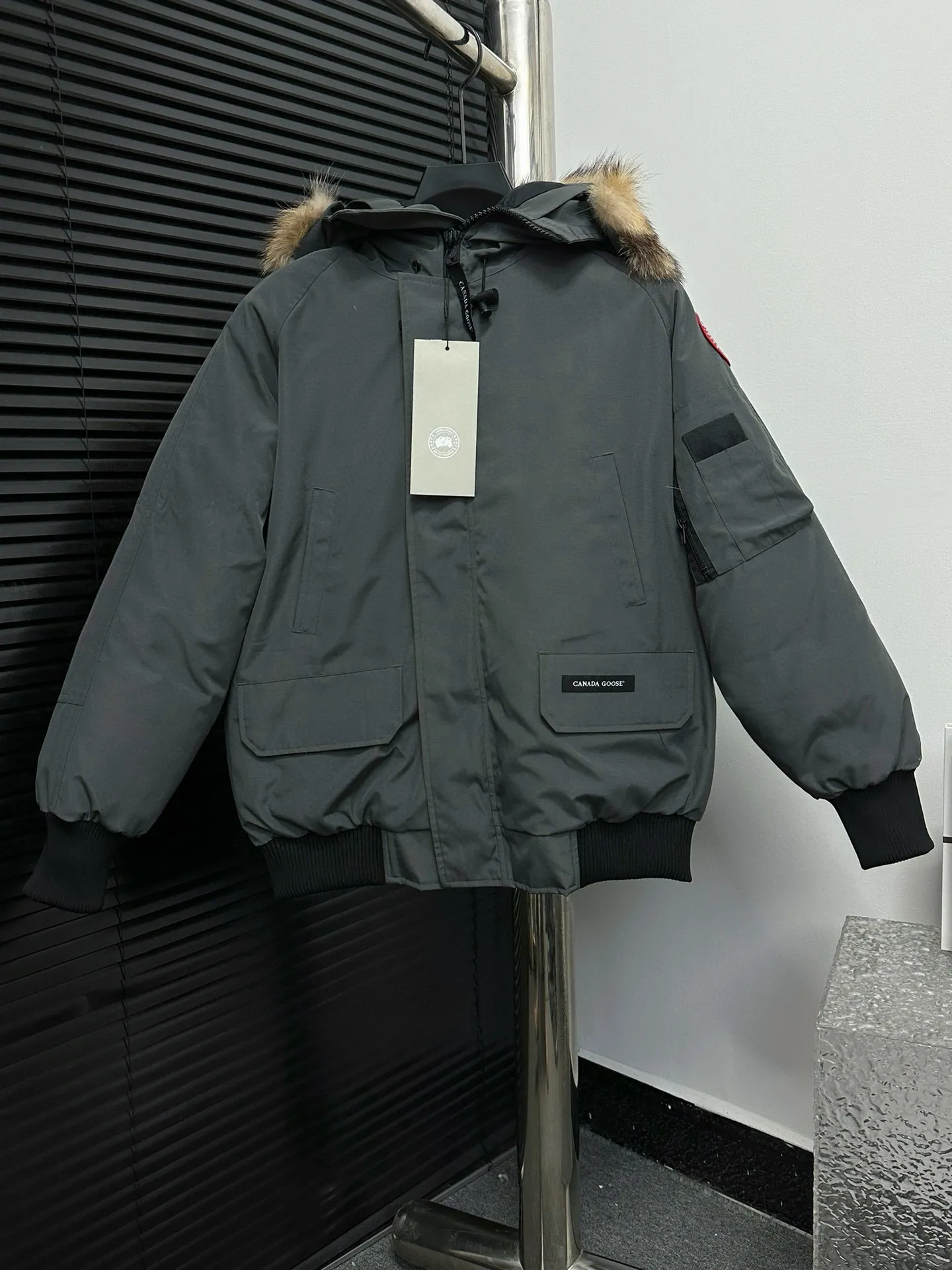 [Canada goose] 01 Exdition Parka Down Jacket for Couples Authentic original version, you need to compare Authentic to check it at any time, accessories are all customized from the original factory 💯The softness and hardness of the fabric is compared with Authentic, and it can be restored by kneading at will (fabric misunderstanding: fabrics with high hardness are not waterproof. Only those who buy the latest Authentic version this year will notice the softness and comfort of the fabric) 💯Down is synchronized with Authentic white duck down, fluffy and not clumps Electronically controlled velvet filling machine 💯Customized Authentic YKK military-grade copper core zipper puller, high hardness and no jamming 💯The fur collar is purchased from Western Canada coyote skin original customization 💯All workmanship and wiring are controlled by workers with more than ten years of service. They must be horizontal and vertical, and are not allowed to be crooked. The inner wiring density is more sophisticated. Feel free to compare 💯labels, collar labels, washed labels, hangtags, zipper cords, pocket labels Back logo, collar velvet, Velcro fasteners, and cuffs. All details are updated simultaneously with Authentic. The best version with the most complete colors. All kinds of battle goods. Size: XS-XXL.